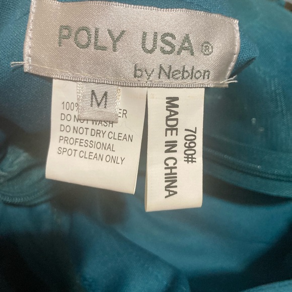 Size M fits like a 4/6 $700 brand new color teal - Picture 3 of 6